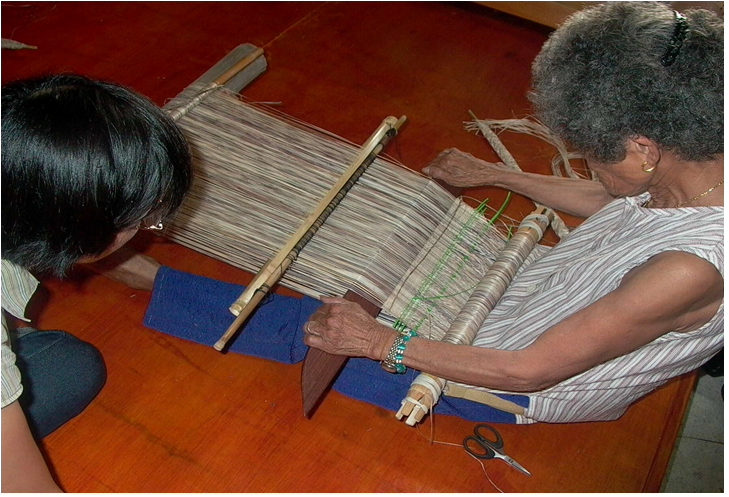 噶瑪蘭族耆老示範用香蕉絲織布