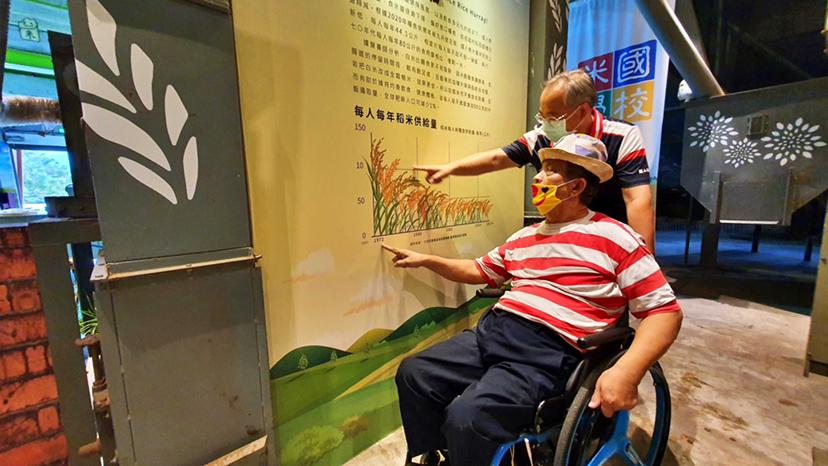 米國學校彭衍芳校長帶領小丑爺爺，體驗無障礙稻米生產導覽解說。